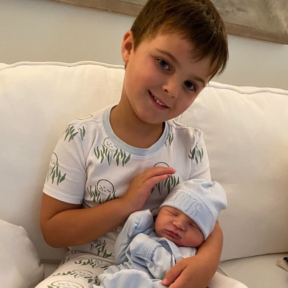 Meet your Posher, Caitlin - Picture 2 of 9